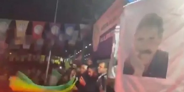 DEM Parti kutlamalarında terör kampını andıran görüntüler! Terörist başı Öcalan'ın posterlerini açtılar...